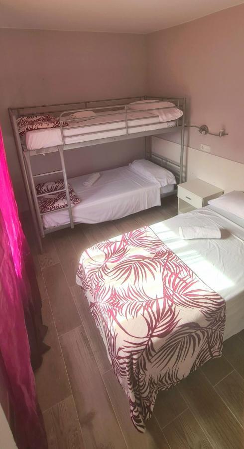 Hostal La Cabana Салоу Екстериор снимка