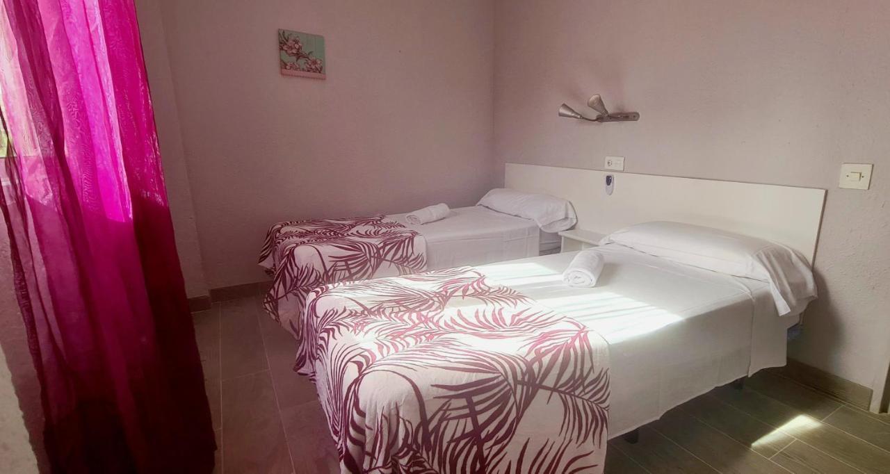 Hostal La Cabana Салоу Екстериор снимка