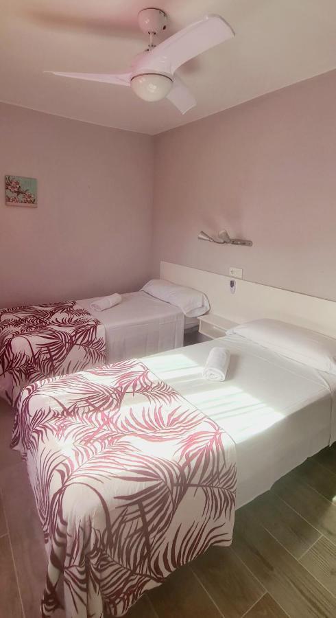 Hostal La Cabana Салоу Екстериор снимка