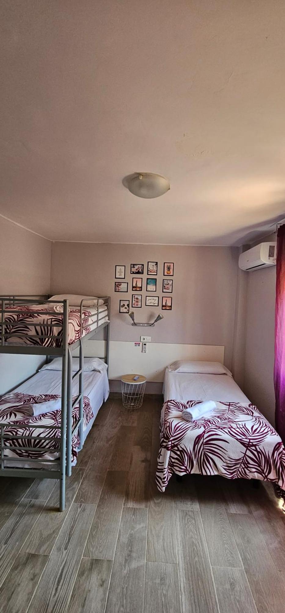 Hostal La Cabana Салоу Екстериор снимка