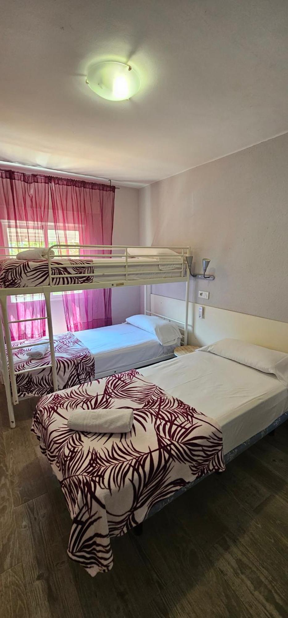 Hostal La Cabana Салоу Екстериор снимка