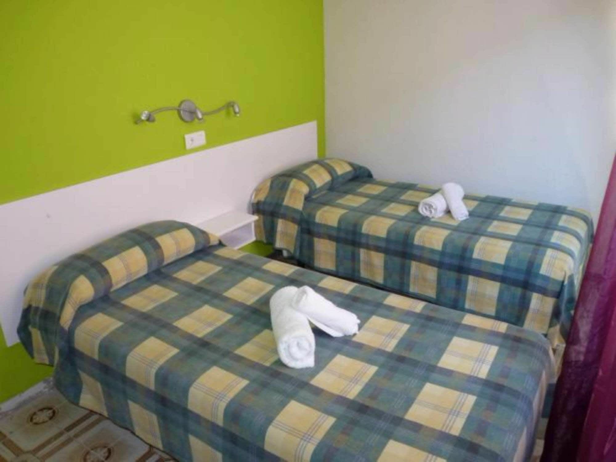 Hostal La Cabana Салоу Екстериор снимка